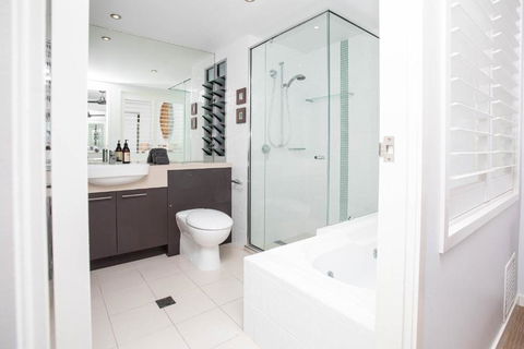 BY THE SEA SHORE STUNNING UNIT POOL SPA WIFI. - Hobart Tourism 2