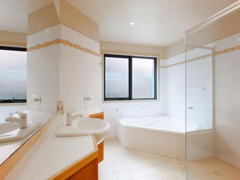 23 Wollomi Ave Stunning Water Views & WIFI - Tourism TAS 6