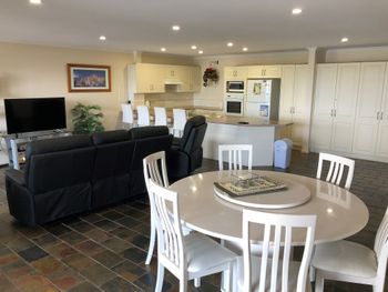 Nelson Towers Unit 41 / 71 Victoria Parade - Tourism TAS 4