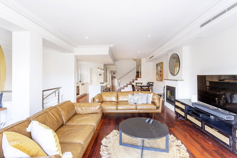 Cottesloe Waters Apartment - Hobart Tourism 5