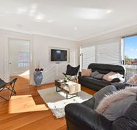 Spacious  Bright 4 Bedroom Home - Hobart Tourism