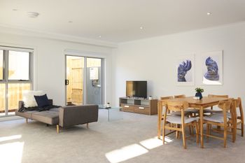 Spacious & Bright 1 Bedroom Apartment - Tourism TAS 0