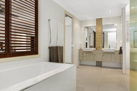 Luxury Home Near Marina - Hobart Tourism 6