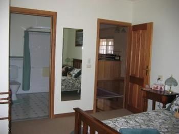 Buttercup Cottage & Private Apartment - Hobart Tourism 4