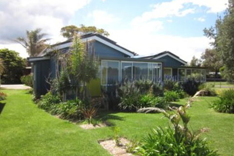 Lakes Waterfront Motel & Holiday Cottages - Tourism TAS 1