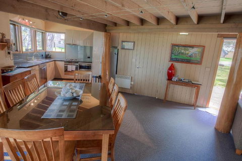 Sharpys Chalet - Hobart Tourism 3