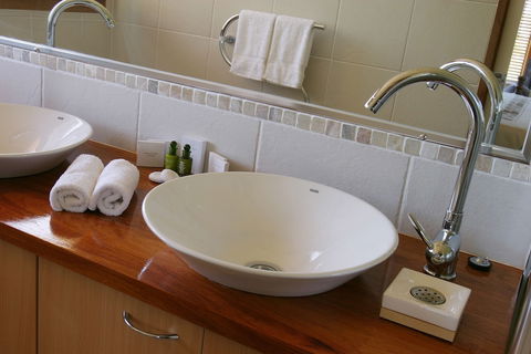 Lake Weyba Cottages - Hobart Tourism 6