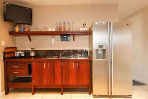 Waikiki Beach Bed & Breakfast - Tourism TAS 4