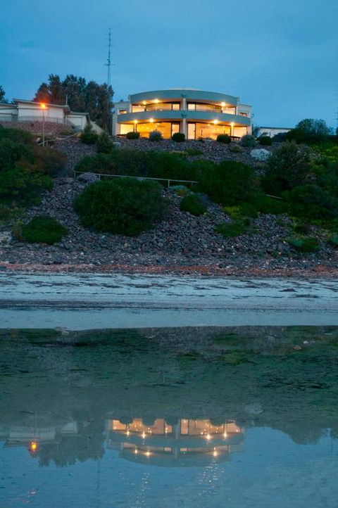 Cliff House Beachfront Villas - Tourism TAS 6