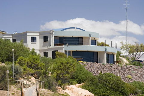Cliff House Beachfront Villas - Tourism TAS 2
