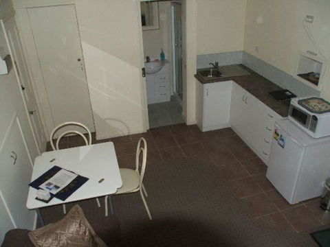Bristol House Accommodation - Hobart Tourism 4