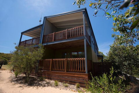 The Lakes Beachfront Holiday Park - Hobart Tourism 1