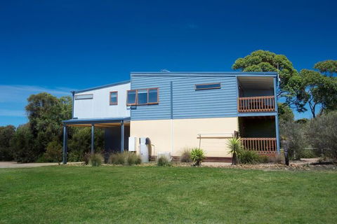 The Lakes Beachfront Holiday Park - Hobart Tourism 5