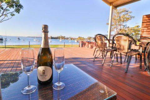 Lakefront Simplicity - Hobart Tourism 0