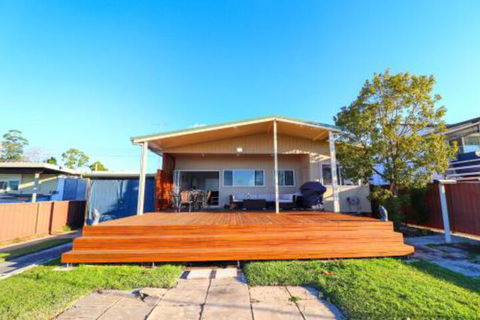 Lakefront Simplicity - Hobart Tourism 7