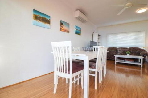Lakefront Simplicity - Hobart Tourism 4
