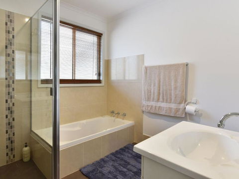 Kangaroo Cottage Cute Accom In Bushland Setting - Hobart Tourism 6