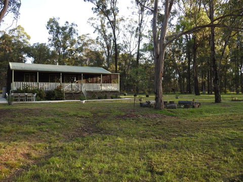 Kangaroo Cottage Cute Accom In Bushland Setting - Hobart Tourism 5