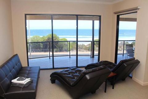 The Lighthouse Beachfront Accommodation - Tourism TAS 2