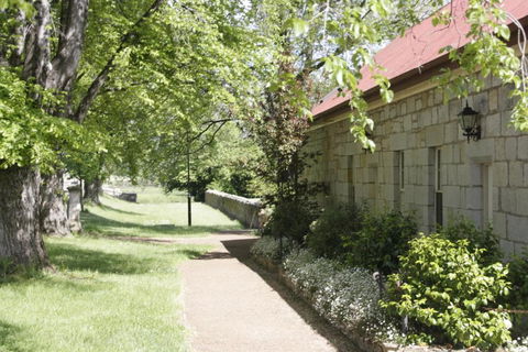 Elm Trees Accommodation At Ross - Tourism TAS 5