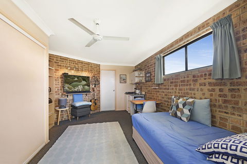 Golden Beach Motor Inn - Hobart Tourism 3