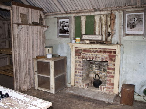 Hartzview Vineyard Heritage Pickers Hut Village - Tourism TAS 1