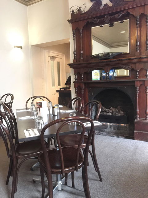 Deloraine Hotel Restaurant - Hobart Tourism 8