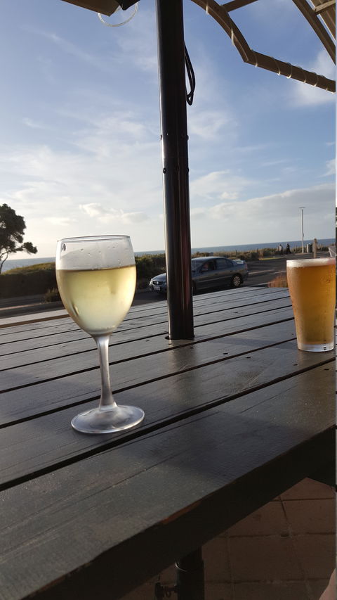 The Hollow Beach Bar And Grill - Hobart Tourism 9