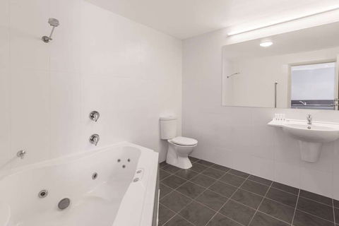 Travelodge Hobart Airport - Hobart Tourism 9