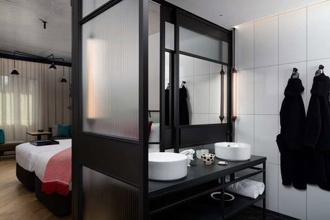 QT Melbourne - Tourism TAS 6