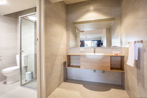 Nightcap at Manhattan Hotel - Tourism TAS 0