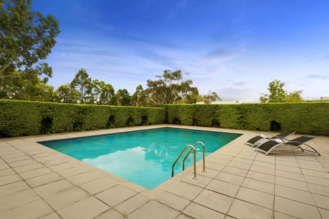 Quest Narre Warren - Tourism TAS 12
