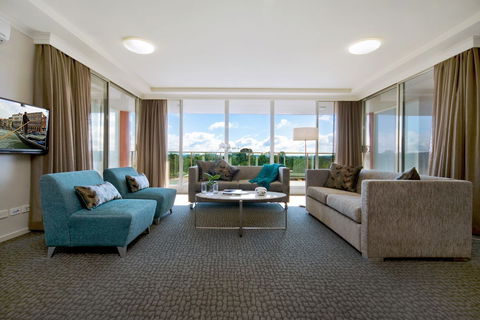 Pacific Suites Canberra - Hobart Tourism 1