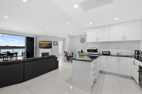 Lakeside Waterfront Apartment The Entrance - Tourism TAS 3