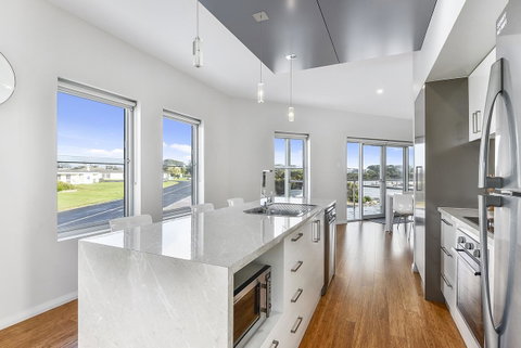 Aloha Waterfront Properties - Tourism TAS 15