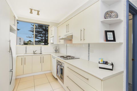 The Dolphins Beachfront Apartments - Tourism TAS 12