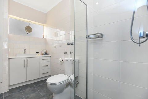 The Dolphins Beachfront Apartments - Tourism TAS 15