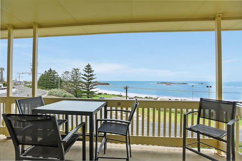 The Dolphins Beachfront Apartments - Tourism TAS 9