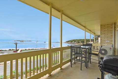 The Dolphins Beachfront Apartments - Tourism TAS 10