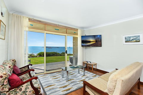 The Dolphins Beachfront Apartments - Tourism TAS 7