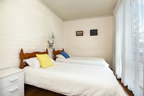 The Dolphins Beachfront Apartments - Tourism TAS 8