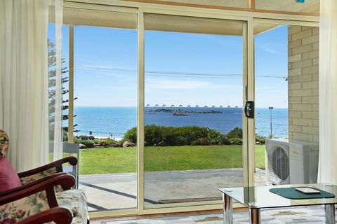The Dolphins Beachfront Apartments - Tourism TAS 6