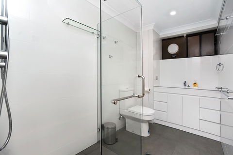 The Dolphins Beachfront Apartments - Tourism TAS 2