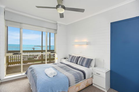 The Dolphins Beachfront Apartments - Tourism TAS 14