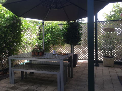 Wine And Roses Bed And Breakfast - Tourism TAS 3