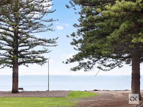 Breeze Beachfront Apartment - Tourism TAS 23