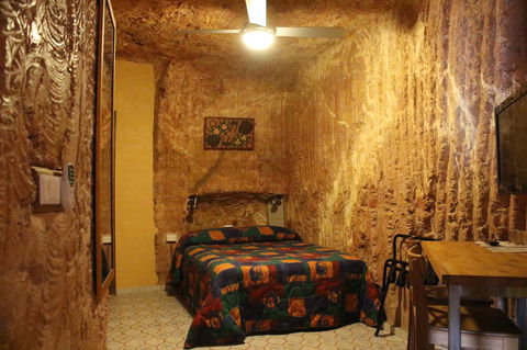 The Underground Motel - Hobart Tourism 5