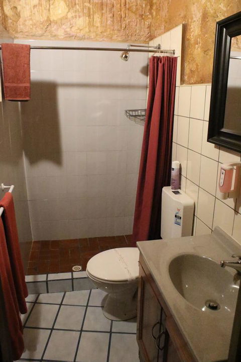 The Underground Motel - Hobart Tourism 4