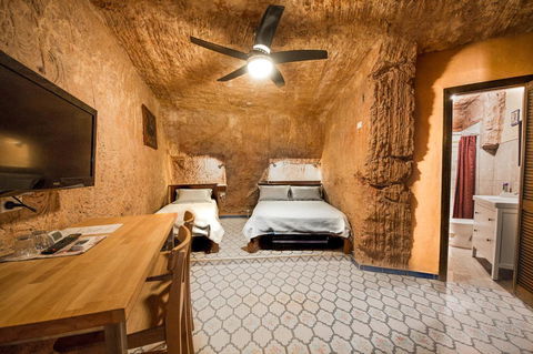 The Underground Motel - Hobart Tourism 9