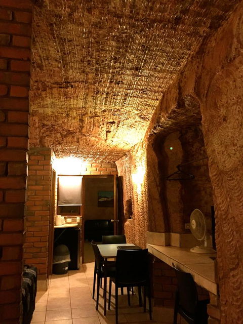The Lookout Cave Underground Motel - Hobart Tourism 19